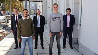 Daniel Rudolph (Zweiter von links) und Jan Felger (Zweiter von rechts) sind Offiziersanwärter der Luftwaffe. Hochschulpräsident Prof. Dr. Fritz Pörnbacher (von links), Prof. Dr. Reinhold Kohler, Major der Reserve, und Dr. Thomas Haslinger, Zweiter Bürgermeister der Stadt Landshut und Major der Reserve an der Offiziersschule der Luftwaffe, begrüßten die beiden dual Studierenden am Campus und wünschten ihnen einen guten Start ins Studium.