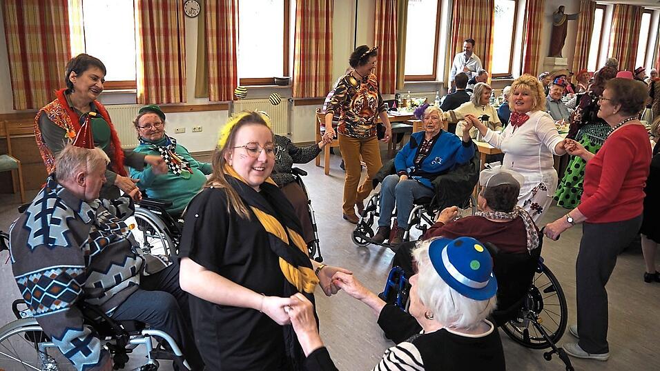 Es wurde fleißig getanzt und die Freude darüber war groß. Es wurde fleißig getanzt und die Freude darüber war groß.