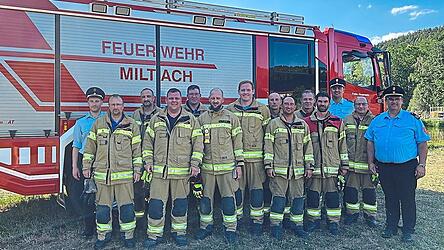 Das Schiedsrichterteam um Kreisbrandinspektor Andreas Bergbauer, Kreisjugendwart Christian Miefanger und Inspektionsjugendwart Daniel Iglhaut zusammen mit der Mannschaft