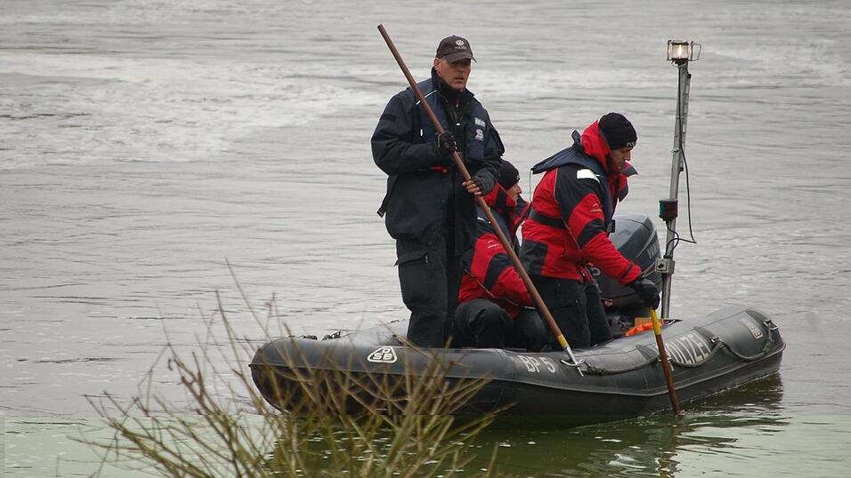 Mit zwei Booten sucht die Polizei am Donnerstag, 23. März, das südliche Donauufer in Regensburg ab. Seit Sonntag wird die 20-jährige Studentin Malina Klaar in der Domstadt vermisst. Mit zwei Booten sucht die Polizei am Donnerstag, 23. März, das südliche Donauufer in Regensburg ab. Seit Sonntag wird die 20-jährige Studentin Malina Klaar in der Domstadt vermisst.