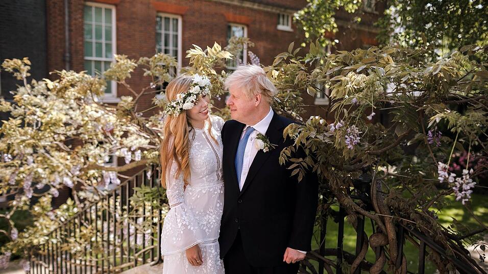 Als Eheleute grüßen aus der Downing Street: Boris und Carrie Johnson.