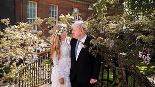 Als Eheleute grüßen aus der Downing Street: Boris und Carrie Johnson.