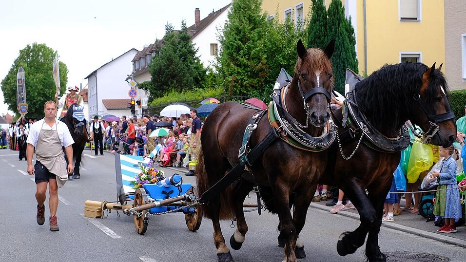 Zahlreiche Musik- und Trachtengruppen zogen nach dreij&auml;hriger Pause am Freitagabend zum Festplatz Am Hagen.