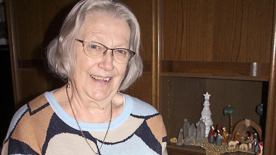 So klein k&ouml;nnen Krippen sein: Friederike Deichert mit einer selbstgebastelten Krippe.