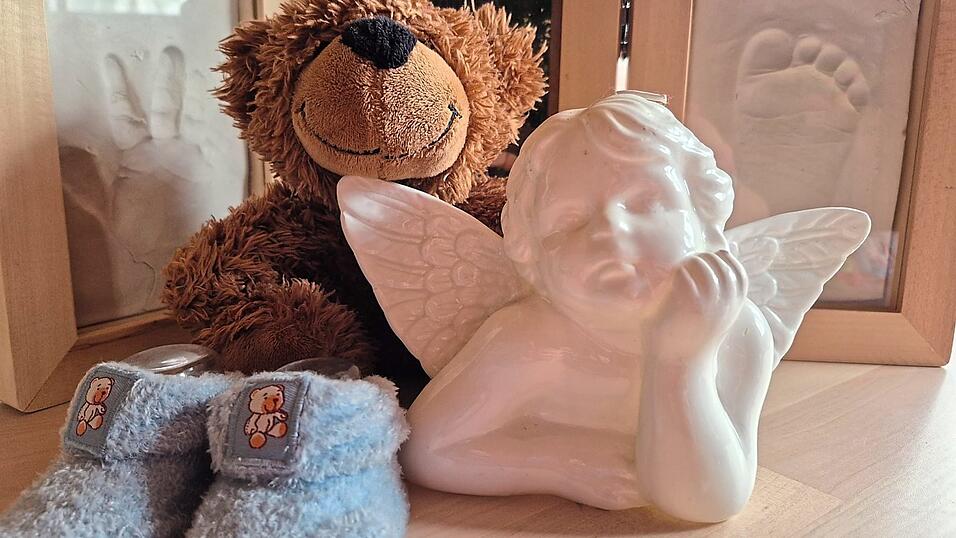 Sternenkinder sichtbar machen - das ist für Gemeindereferent Andreas Steinhauser, der in der Seelsorge am Kinderkrankenhaus St. Marien Eltern von Sternenkindern betreut, ein wichtiges Anliegen. Hand- oder Fußabdrücke, Fotos - Möglichkeiten, Erinnerungen zu schaffen, gibt es viele. Sternenkinder sichtbar machen - das ist für Gemeindereferent Andreas Steinhauser, der in der Seelsorge am Kinderkrankenhaus St. Marien Eltern von Sternenkindern betreut, ein wichtiges Anliegen. Hand- oder Fußabdrücke, Fotos - Möglichkeiten, Erinnerungen zu schaffen, gibt es viele.