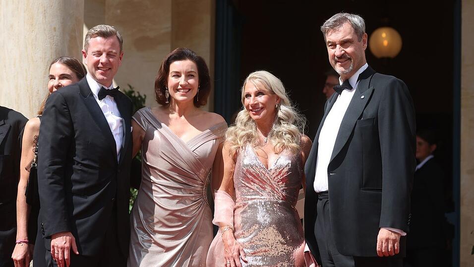 Es funkelte zum Start der Bayreuther Festspiele 2025: Forschungsministerin Dorothee Bär (2.v.l) und Karin Baumüller-Söder (2.v.r) in Abendkleidern, ihre Ehemänner Oliver Bär (l.) und Markus Söder (r.) im Smoking. (Archivbild) Es funkelte zum Start der Bayreuther Festspiele 2025: Forschungsministerin Dorothee Bär (2.v.l) und Karin Baumüller-Söder (2.v.r) in Abendkleidern, ihre Ehemänner Oliver Bär (l.) und Markus Söder (r.) im Smoking. (Archivbild)