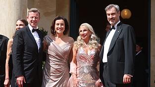 Es funkelte zum Start der Bayreuther Festspiele 2025: Forschungsministerin Dorothee Bär (2.v.l) und Karin Baumüller-Söder (2.v.r) in Abendkleidern, ihre Ehemänner Oliver Bär (l.) und Markus Söder (r.) im Smoking. (Archivbild)