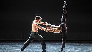 Das Duo Mano Mano auf der Bühne bei dem Galaabend.