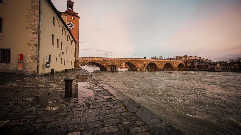 Regensburg bereitet sich auf das Hochwasser vor.