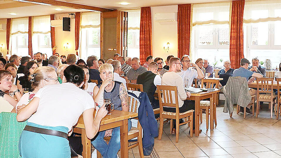 Bürgermeister Adalbert Hösl informierte im Gasthaus Karpfinger die Bürger über den neuesten Stand zum Thema Unterkunft für Geflüchtete und beantwortete Fragen.