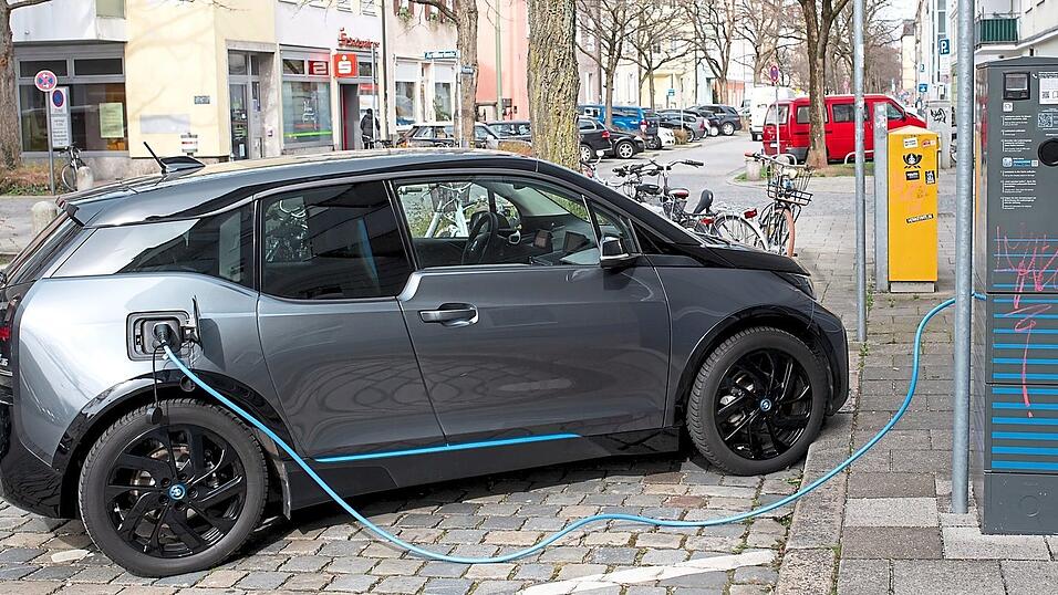 Nicht nur an Ladestationen: Seit kurzem d&uuml;rfen E-Autos auf allen &ouml;ffentlichen Parkpl&auml;tzen in Bayern gratis parken.