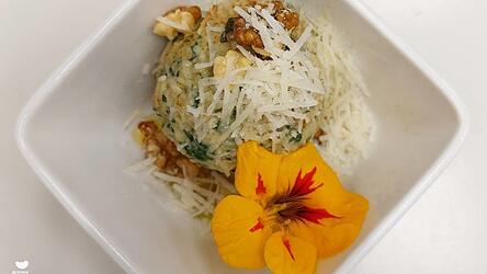 Brennnesselknödel schmecken mit brauner Salbei-Walnuss-Butter und gehobeltem Parmesan herrlich lecker. 