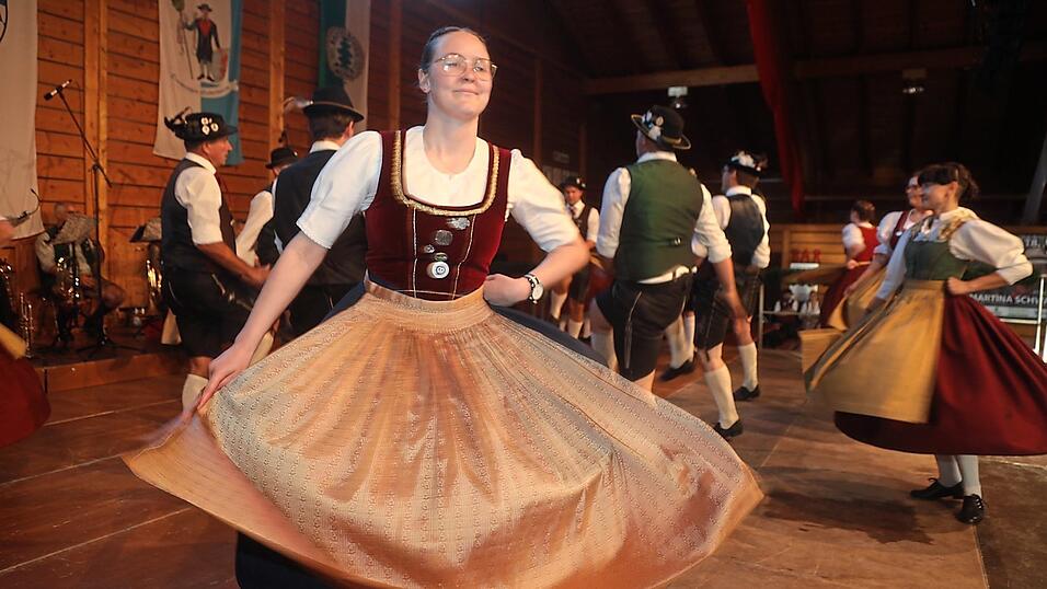 Farbenfroh und abwechslungsreich waren die Volkst&auml;nze der Gautanzgruppen am Heimatabend am Samstag.