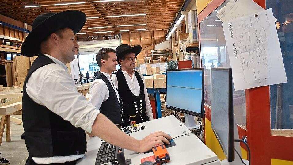 Sie beobachten die elektronische Abbund-Anlage: Josef und Stefan V&ouml;gl (von rechts).