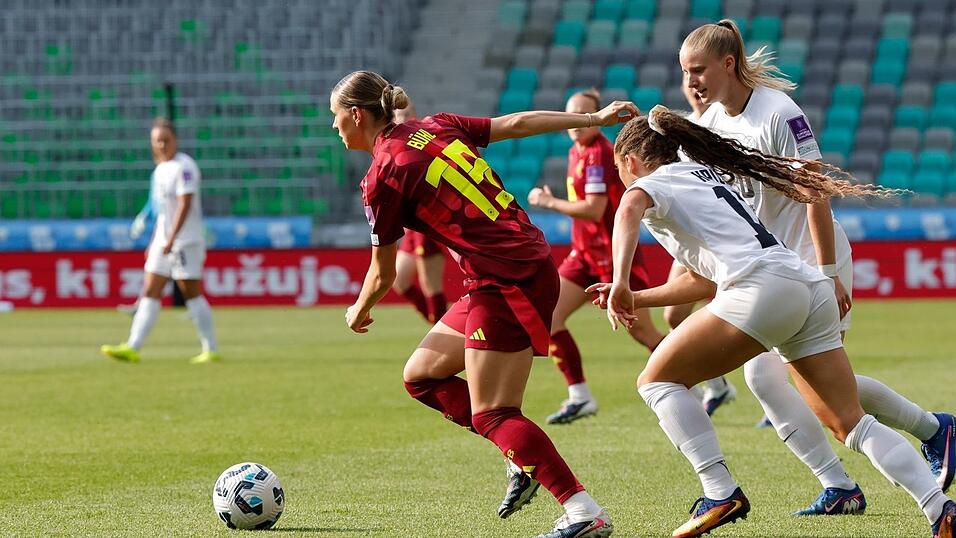 Ihr Eckball leitete das 1:0 ein: Klara Bühl (l). Ihr Eckball leitete das 1:0 ein: Klara Bühl (l).