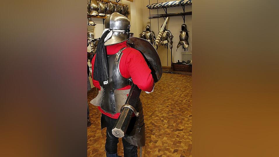 3: Von hinten ist der Turnierritter vergleichsweise wenig geschützt. Aber der Gegner samt Lanze kommt ja auch nur von vorn. Die Lanze wird in den Haken eingelegt, damit der Ritter leichter die Balance halten kann. 3: Von hinten ist der Turnierritter vergleichsweise wenig geschützt. Aber der Gegner samt Lanze kommt ja auch nur von vorn. Die Lanze wird in den Haken eingelegt, damit der Ritter leichter die Balance halten kann.