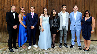Schulleiter Michael Braun mit den Klassleiterinnen Sabine Friedel und Carola Ringlstetter und den Schulbesten v.l. Kieran Crichton, Hanna Gruber, Eylül Aközel, Nikola Gajic und Raphael Zelinski.