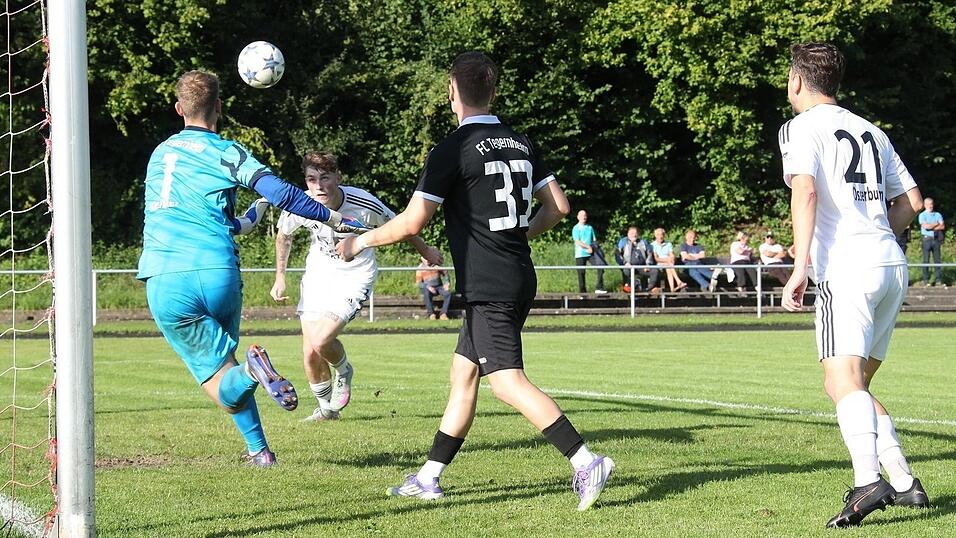 Niklas Maimer brachte die Spielvereinigung Lam gegen Aufsteiger Tegernheim mit seinem Kopfballtreffer zum 1:0 schon früh auf die Siegerstraße. Niklas Maimer brachte die Spielvereinigung Lam gegen Aufsteiger Tegernheim mit seinem Kopfballtreffer zum 1:0 schon früh auf die Siegerstraße.