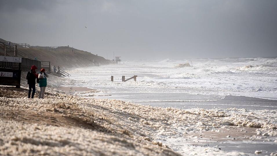 Sturmflut vor Sylt. Das Wetter lockte auch Spaziergänger an die Nordsee.