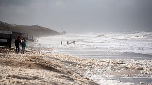 Sturmflut vor Sylt. Das Wetter lockte auch Spaziergänger an die Nordsee.