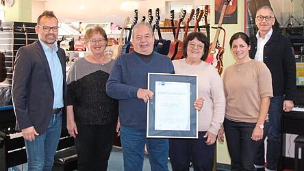 Die IHK mit Ralph Schwarzfischer (links) und Richard Brunner (rechts) &uuml;berreicht eine Urkunde f&uuml;r 35 Jahre an (von rechts) Cornelia Maier, Heidi und Robert St&ouml;gbauer, Marianne Ruhland.