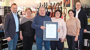Die IHK mit Ralph Schwarzfischer (links) und Richard Brunner (rechts) &uuml;berreicht eine Urkunde f&uuml;r 35 Jahre an (von rechts) Cornelia Maier, Heidi und Robert St&ouml;gbauer, Marianne Ruhland.