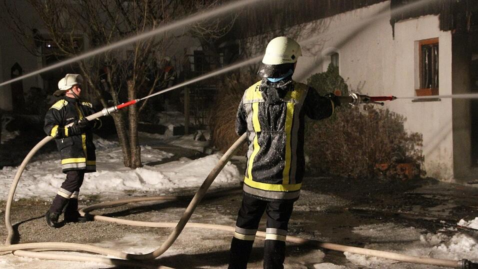 In Kirchroth ist am Donnerstagabend ein Holzstadel im Ortskern aus noch unbekannter Ursache abgebrannt. Die Löscharbeiten gestalteten sich wegen der extremen Kälte schwierig. In Kirchroth ist am Donnerstagabend ein Holzstadel im Ortskern aus noch unbekannter Ursache abgebrannt. Die Löscharbeiten gestalteten sich wegen der extremen Kälte schwierig.