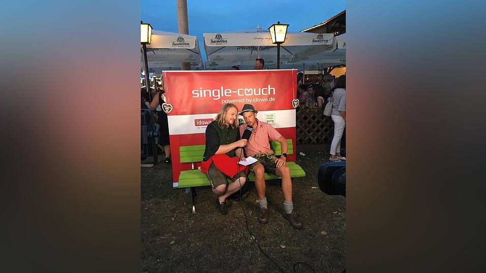 Auch 2019 ist die Single-Couch auf dem Gäubodenvolksfest beliebt. Auch 2019 ist die Single-Couch auf dem Gäubodenvolksfest beliebt.