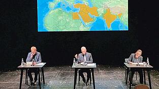 Michael Wolffsohn (M.), Barbara Horvath (r.) und Michael Goldberg halten einen Trialog. Palästinenser sieht Wolffsohn als Opfer der eigenen Führung - eigentlich schon immer, wie er sagt.