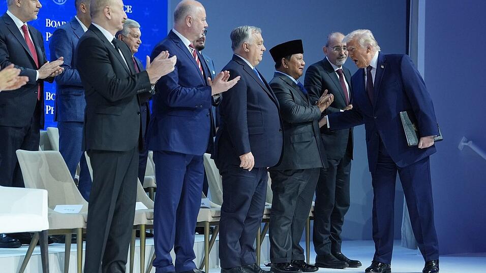 US-Präsident Donald Trump begrüßt die Unterzeichner. US-Präsident Donald Trump begrüßt die Unterzeichner.