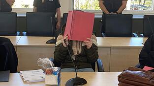 Die Angeklagte im Saal 2.002 im Rostocker Landgericht.