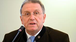 Oberfrankens Bezirkstagspräsident Henry Schramm (CSU) hat eine neue Richtlinie zur Vergabe von Ehrenmedaillen angekündigt. (Symbolbild) Oberfrankens Bezirkstagspräsident Henry Schramm (CSU) hat eine neue Richtlinie zur Vergabe von Ehrenmedaillen angekündigt. (Symbolbild)