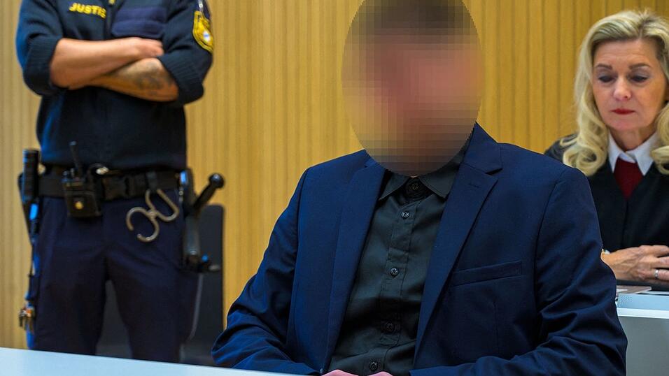 Der Angeklagte soll rund einen Kilometer weit mit dem Auto gefahren sein, obwohl sein Partner auf der Motorhaube lag. Der Angeklagte soll rund einen Kilometer weit mit dem Auto gefahren sein, obwohl sein Partner auf der Motorhaube lag.