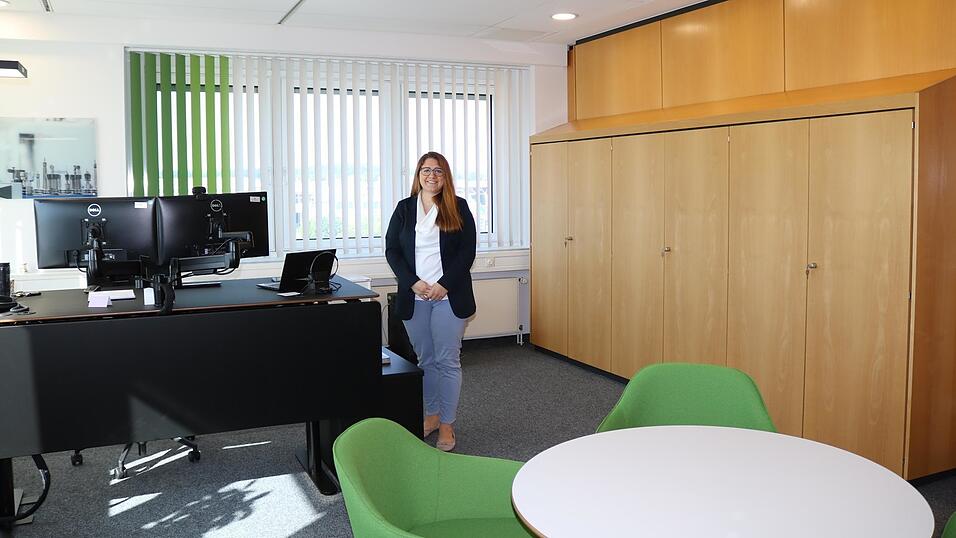 In Edith Schneiders Büro sind grüne Stühle und ein höhenverstellbarer Schreibtisch eingezogen. Den alten Holzschrank nutzte schon ihr Vater, der im gleichen Büro bei Ensinger gearbeitet hat. In Edith Schneiders Büro sind grüne Stühle und ein höhenverstellbarer Schreibtisch eingezogen. Den alten Holzschrank nutzte schon ihr Vater, der im gleichen Büro bei Ensinger gearbeitet hat.