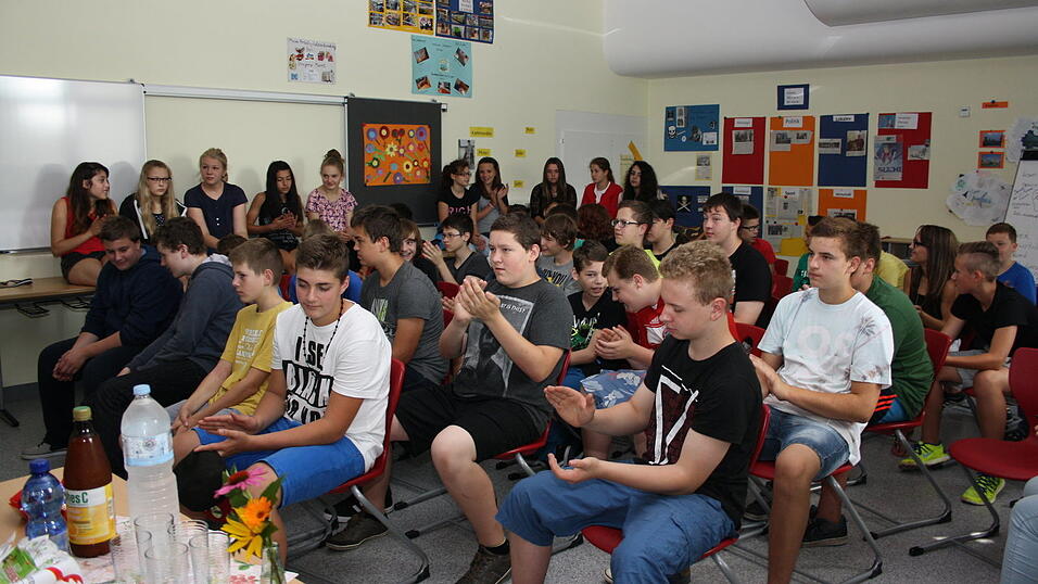 Eine starke Gemeinschaftsleistung: Große Freude herrschte an der Mittelschule Altdorf - die Klassen 7a, 7b und 8a sicherten sich den zweiten Platz und damit 200 Euro für die Klassenkasse. Eine starke Gemeinschaftsleistung: Große Freude herrschte an der Mittelschule Altdorf - die Klassen 7a, 7b und 8a sicherten sich den zweiten Platz und damit 200 Euro für die Klassenkasse.