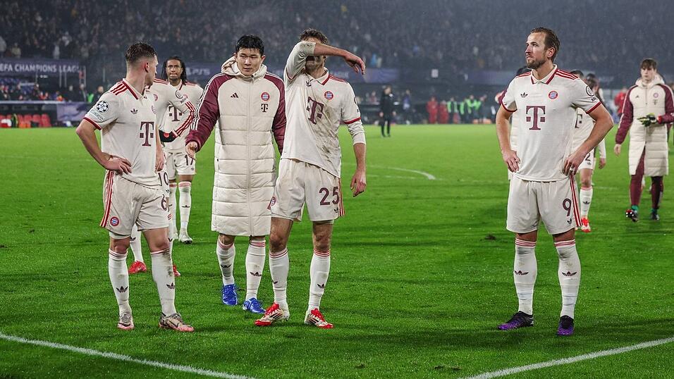 Zum Wegschauen: Kimmich (v.l.), Olise, Kim, M&uuml;ller und Kane sind nach der 0:3-Pleite in Rotterdam fassungslos.