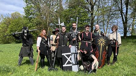 Die Landshuter LARP-Gruppe: Mit dabei sind Lukas (Vierter von links), Merlin (Fünfter von links) und Pia (rechts).