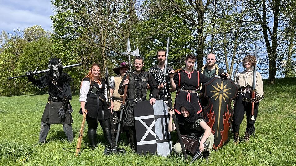 Die Landshuter LARP-Gruppe: Mit dabei sind Lukas (Vierter von links), Merlin (Fünfter von links) und Pia (rechts). Die Landshuter LARP-Gruppe: Mit dabei sind Lukas (Vierter von links), Merlin (Fünfter von links) und Pia (rechts).