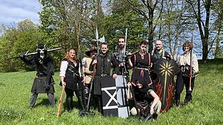 Die Landshuter LARP-Gruppe: Mit dabei sind Lukas (Vierter von links), Merlin (Fünfter von links) und Pia (rechts).