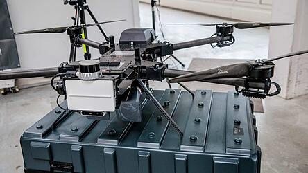 Geräte zum Abwehren von Drohnen sind bei der Vorstellung neuer Abwehrtechniken zur Drohnenabwehr bei der Bundespolizei-Fliegerstaffel Blumberg ausgestellt.