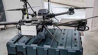 Geräte zum Abwehren von Drohnen sind bei der Vorstellung neuer Abwehrtechniken zur Drohnenabwehr bei der Bundespolizei-Fliegerstaffel Blumberg ausgestellt.