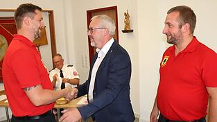 Das Führungsduo der Viechtacher Feuerwehr ist wieder komplett. Bürgermeister Hans Greil (Mitte) gratuliert zusammen mit Kommandant Thomas Vöst (r.) dem neu gewählten zweiten Kommandanten Tobias Hauner. Im Hintergrund Kreisbrandrat Hermann Keilhofer. Das Führungsduo der Viechtacher Feuerwehr ist wieder komplett. Bürgermeister Hans Greil (Mitte) gratuliert zusammen mit Kommandant Thomas Vöst (r.) dem neu gewählten zweiten Kommandanten Tobias Hauner. Im Hintergrund Kreisbrandrat Hermann Keilhofer.