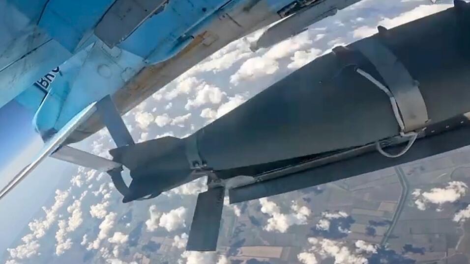 Das russische Militär wirft die Gleitbomben vom Flugzeug aus ab. (Archivbild) Das russische Militär wirft die Gleitbomben vom Flugzeug aus ab. (Archivbild)