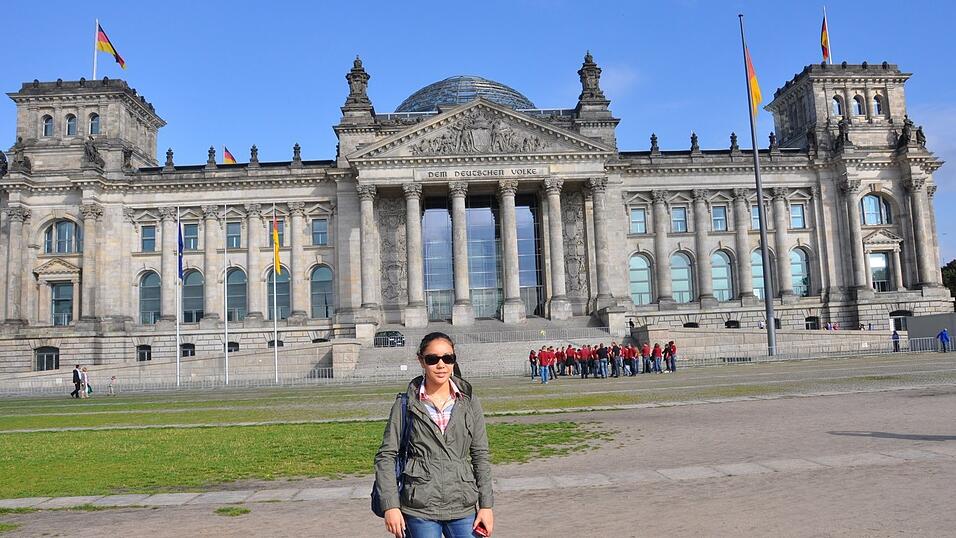 Stefanie Meier (13) besuchte am Tag der Ein- und Ausblicke den Deutschen Bundestag. Dort lernte sie auch Gerda Hasselfeldt (CSU-Landesvorsitzende) kennen. Die ehemalige Ursulinen-Schülerin freute sich, eine Straubingerin in Berlin zu sehen. Stefanie Meier (13) besuchte am Tag der Ein- und Ausblicke den Deutschen Bundestag. Dort lernte sie auch Gerda Hasselfeldt (CSU-Landesvorsitzende) kennen. Die ehemalige Ursulinen-Schülerin freute sich, eine Straubingerin in Berlin zu sehen.