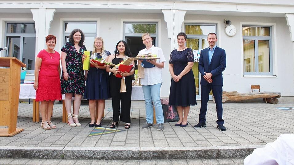 Besondere Ehrung, darüber freuten sich die drei Besten des Abschlussjahrgangs, von links: Rektorin Gabriele Zillner, Klassenleiterin Frau Paintl, die drei Besten Anna-Maria Würzbauer, Gaia Riccardi, Benjamin Beer, Elternbeiratsvorsitzende Frau Würzbauer, Konrektor Johannes Tomandl. Besondere Ehrung, darüber freuten sich die drei Besten des Abschlussjahrgangs, von links: Rektorin Gabriele Zillner, Klassenleiterin Frau Paintl, die drei Besten Anna-Maria Würzbauer, Gaia Riccardi, Benjamin Beer, Elternbeiratsvorsitzende Frau Würzbauer, Konrektor Johannes Tomandl.