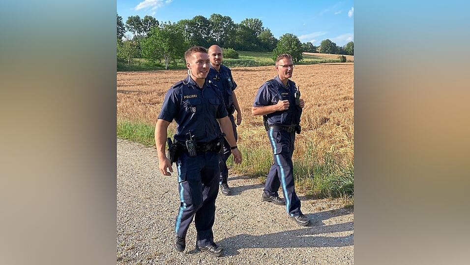 Polizeirat Hartl (von links), Polizeiobermeister Brunner und Polizeihauptkommissar Germowitz laufen Treffpunkte in der Siedlung ab. Polizeirat Hartl (von links), Polizeiobermeister Brunner und Polizeihauptkommissar Germowitz laufen Treffpunkte in der Siedlung ab.