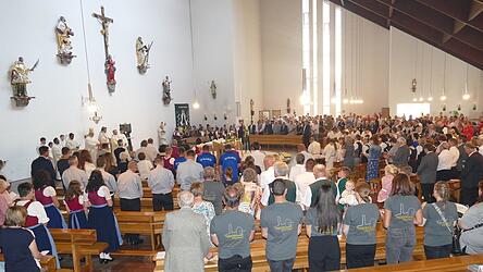 Ein besonderer Grund zum Feiern: Auf den Tag genau vor 50 Jahren wurde die Sankt Andreaskirche geweiht.