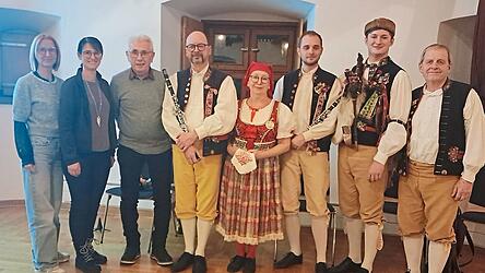 Manuela Schmidt (Zweite von links), die Leiterin der Tourist-Info Waldm&uuml;nchen, hei&szlig;t auch im Namen ihrer Kollegin Tonja Bauer (links) den Referenten Karl Reitmeier und die Mitglieder der Kapelle Chodovanka zu der Lesung in der Jugendbildungsst&auml;tte willkommen.