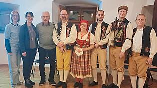 Manuela Schmidt (Zweite von links), die Leiterin der Tourist-Info Waldmünchen, heißt auch im Namen ihrer Kollegin Tonja Bauer (links) den Referenten Karl Reitmeier und die Mitglieder der Kapelle Chodovanka zu der Lesung in der Jugendbildungsstätte willkommen. Manuela Schmidt (Zweite von links), die Leiterin der Tourist-Info Waldmünchen, heißt auch im Namen ihrer Kollegin Tonja Bauer (links) den Referenten Karl Reitmeier und die Mitglieder der Kapelle Chodovanka zu der Lesung in der Jugendbildungsstätte willkommen.