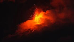 Der hochaktive Feuervulkan (Volcán de Fuego) in Guatemala verbreitet mit einer Eruption Angst und Schrecken. Der hochaktive Feuervulkan (Volcán de Fuego) in Guatemala verbreitet mit einer Eruption Angst und Schrecken.